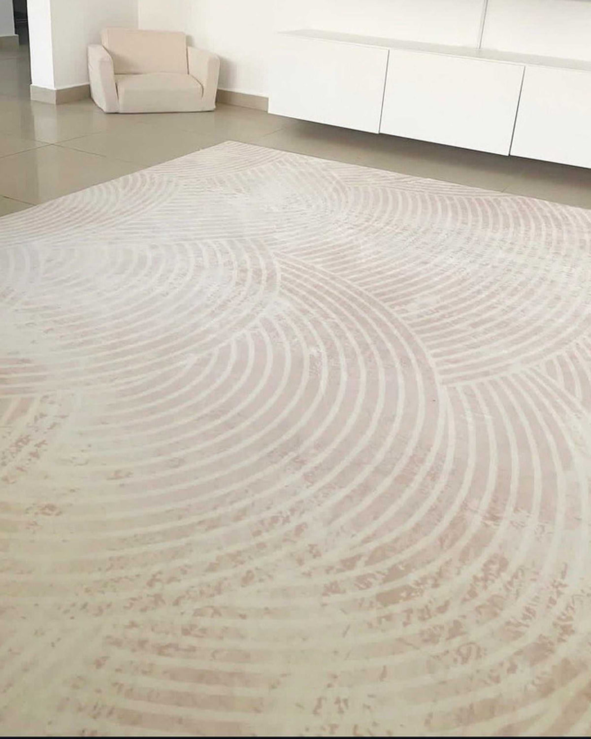Cream Misk Mat 35mm memory foam mat with a wave-embossed pattern in a bright living room with a white console table.